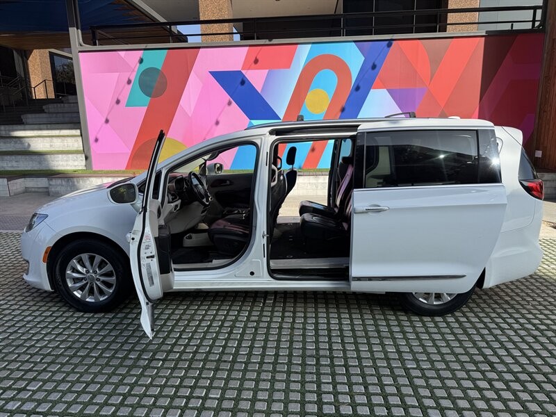 Chrysler Pacifica Vehicle Full-screen Gallery Image 31