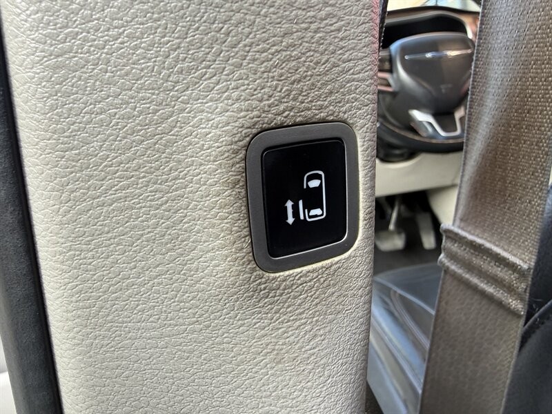 Chrysler Pacifica Vehicle Full-screen Gallery Image 32