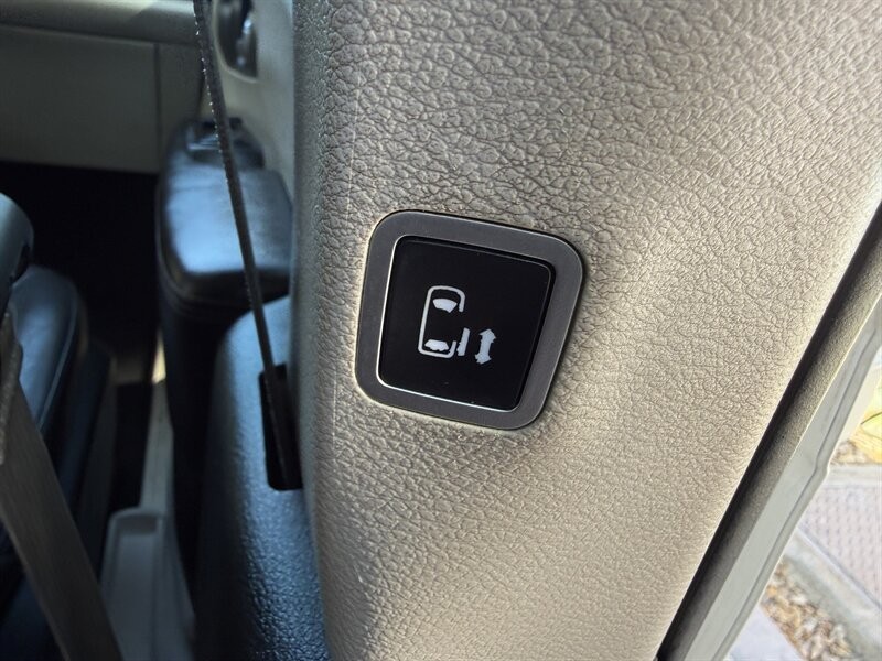 Chrysler Pacifica Vehicle Full-screen Gallery Image 33