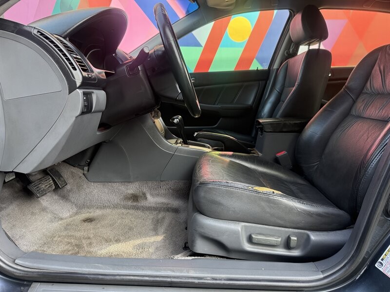 Honda Accord Sedan Vehicle Full-screen Gallery Image 12