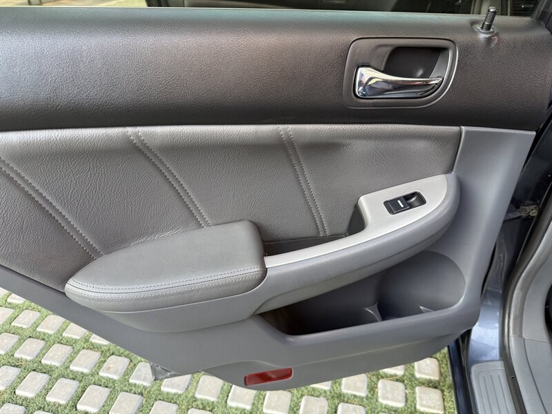 Honda Accord Sedan Vehicle Full-screen Gallery Image 14