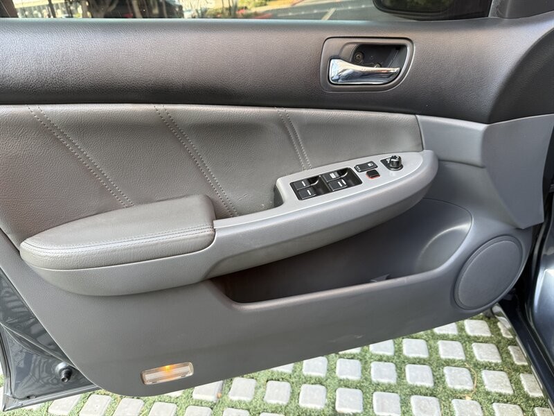 Honda Accord Sedan Vehicle Full-screen Gallery Image 15