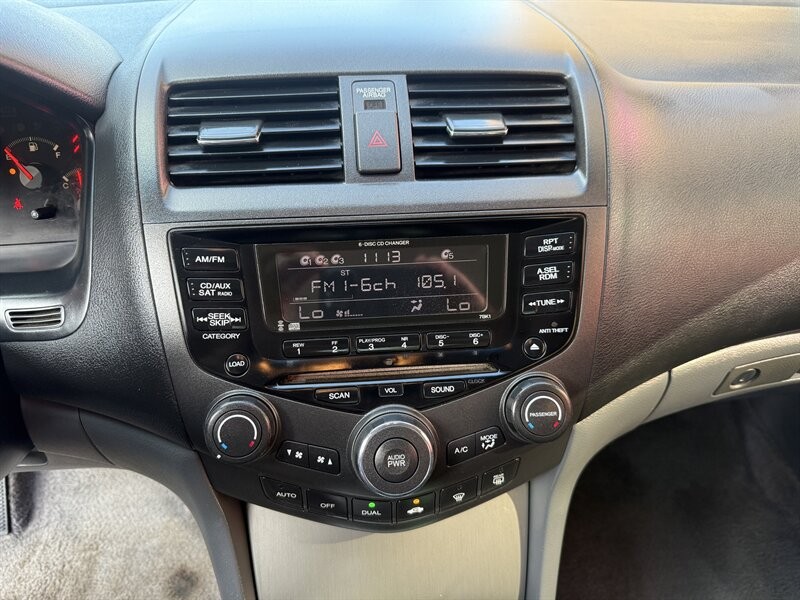 Honda Accord Sedan Vehicle Full-screen Gallery Image 17