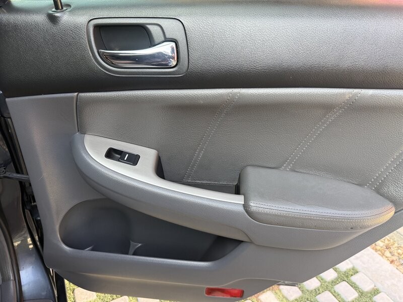 Honda Accord Sedan Vehicle Full-screen Gallery Image 18