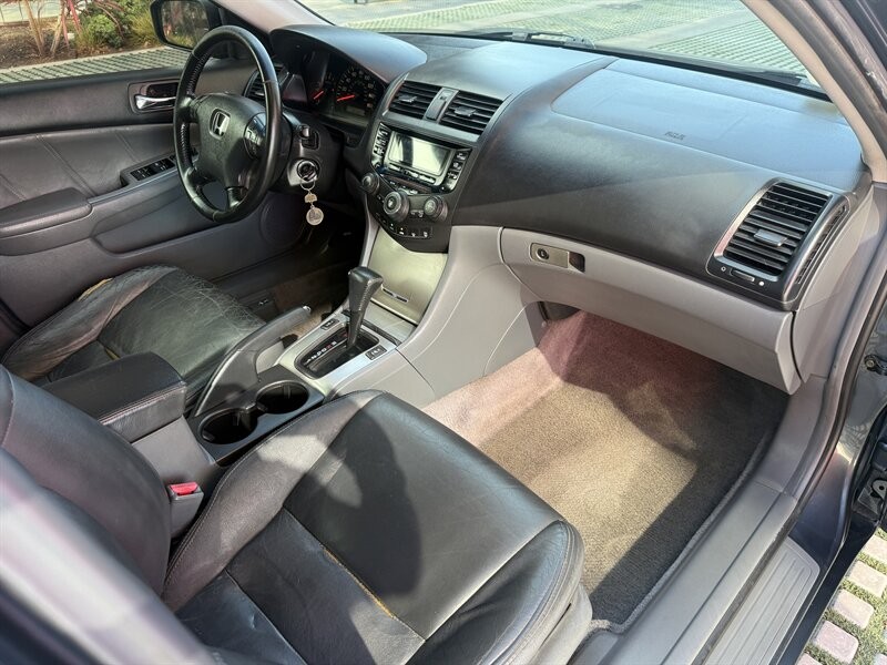 Honda Accord Sedan Vehicle Full-screen Gallery Image 19