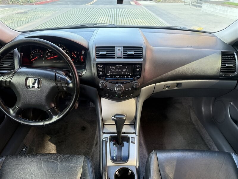 Honda Accord Sedan Vehicle Full-screen Gallery Image 22