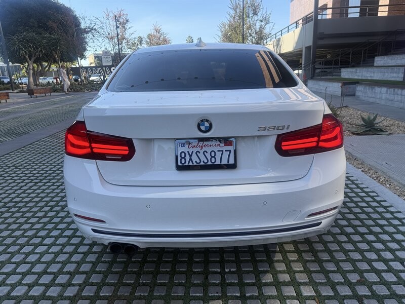 BMW 3 Series Vehicle Full-screen Gallery Image 04