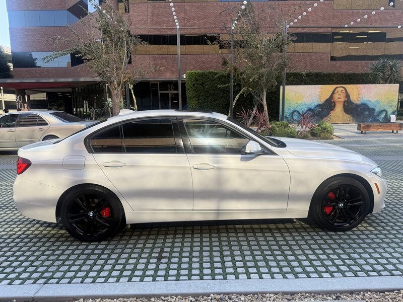 BMW 3 Series Vehicle Full-screen Gallery Image 06