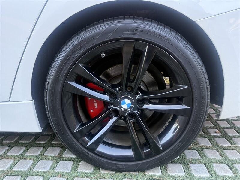 BMW 3 Series Vehicle Full-screen Gallery Image 09