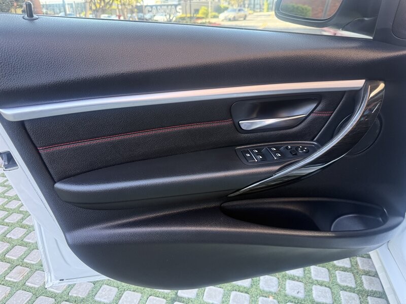 BMW 3 Series Vehicle Full-screen Gallery Image 13