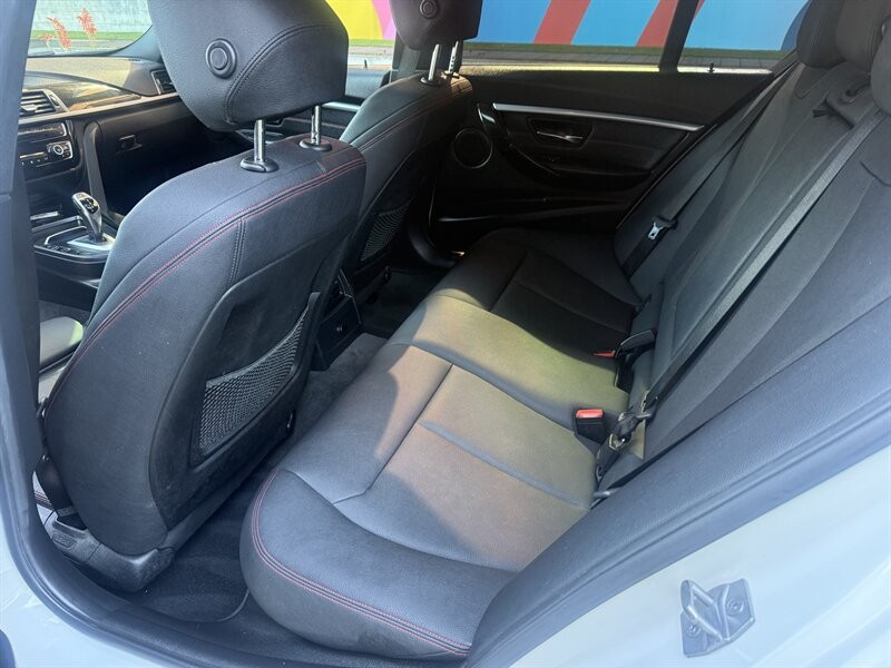 BMW 3 Series Vehicle Full-screen Gallery Image 14