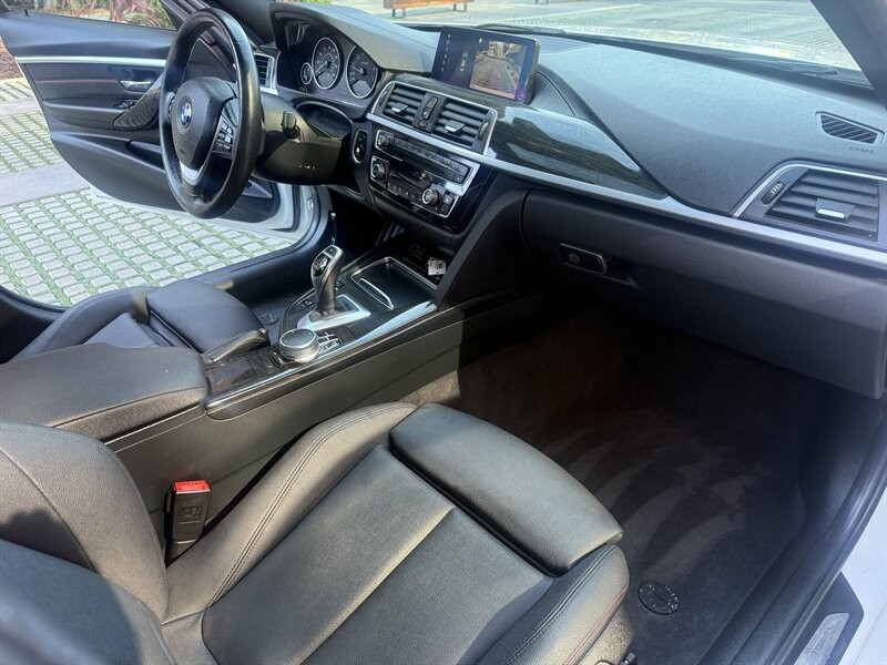 BMW 3 Series Vehicle Full-screen Gallery Image 15