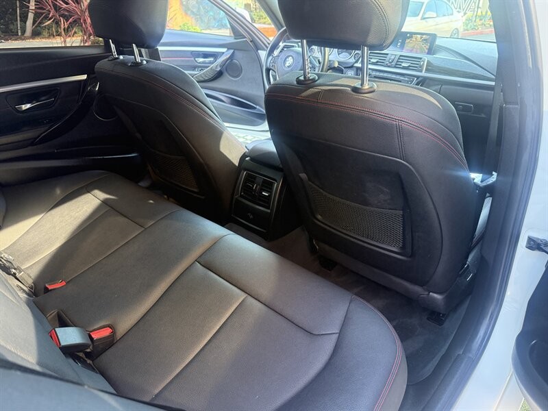 BMW 3 Series Vehicle Full-screen Gallery Image 17