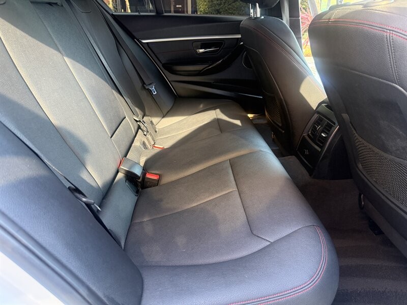 BMW 3 Series Vehicle Full-screen Gallery Image 18