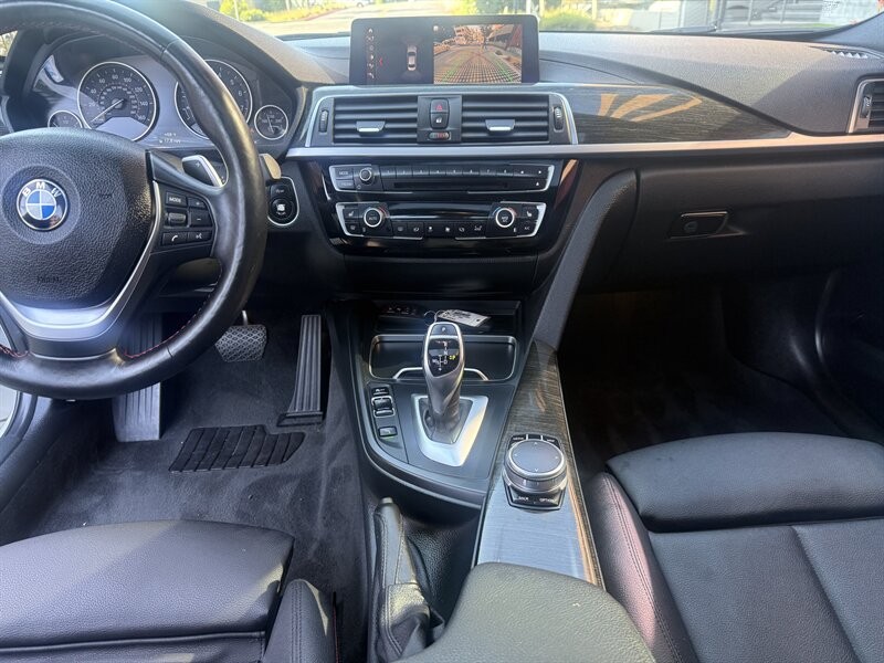 BMW 3 Series Vehicle Full-screen Gallery Image 19