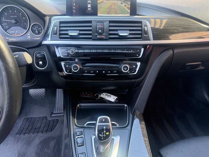 BMW 3 Series Vehicle Full-screen Gallery Image 20