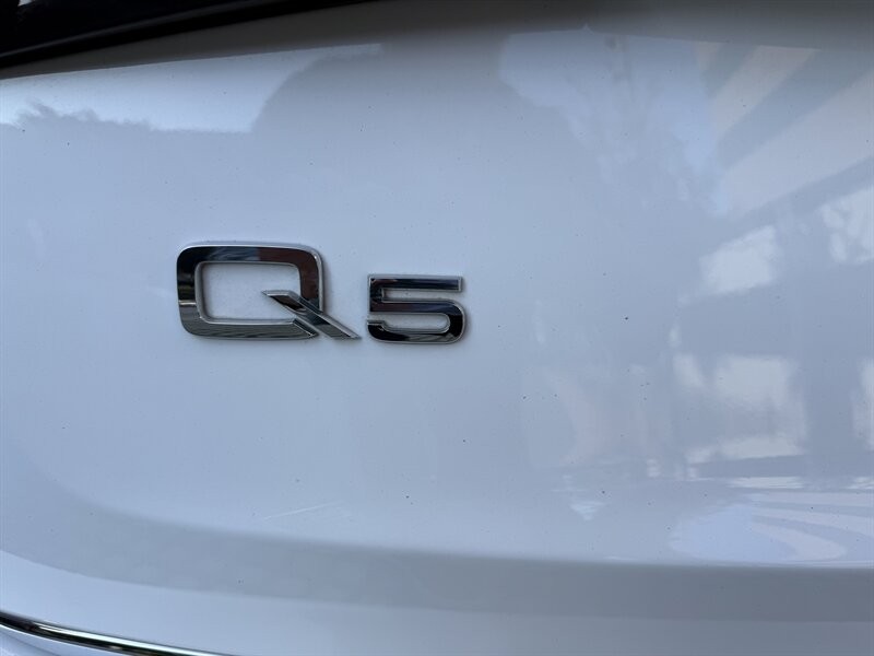 Audi Q5 Vehicle Full-screen Gallery Image 12