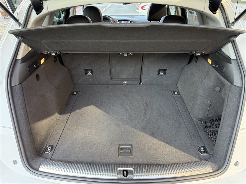 Audi Q5 Vehicle Full-screen Gallery Image 14