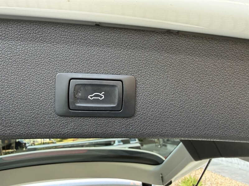 Audi Q5 Vehicle Full-screen Gallery Image 16