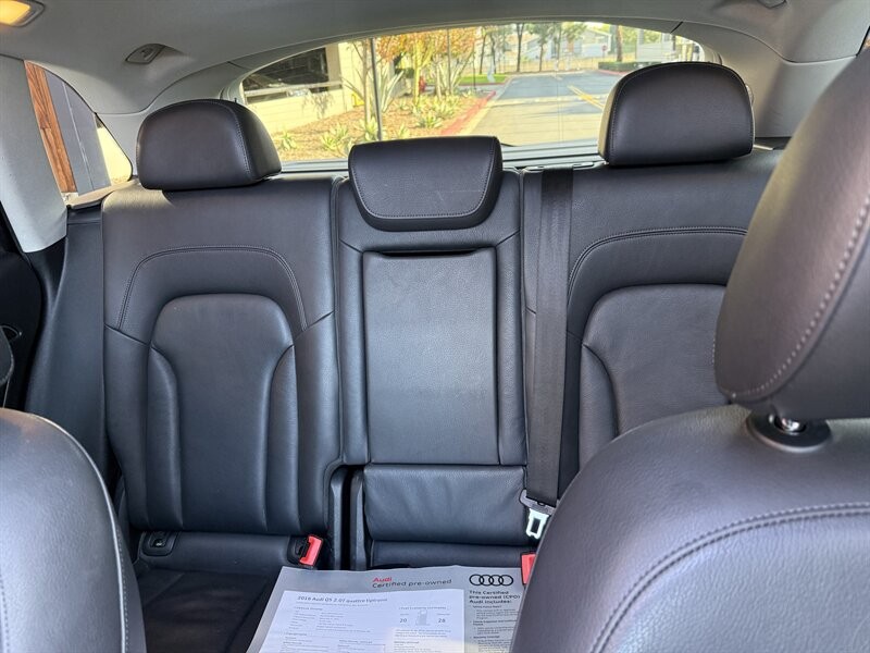 Audi Q5 Vehicle Full-screen Gallery Image 32