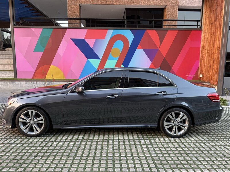 Mercedes-Benz E-Class Vehicle Full-screen Gallery Image 2