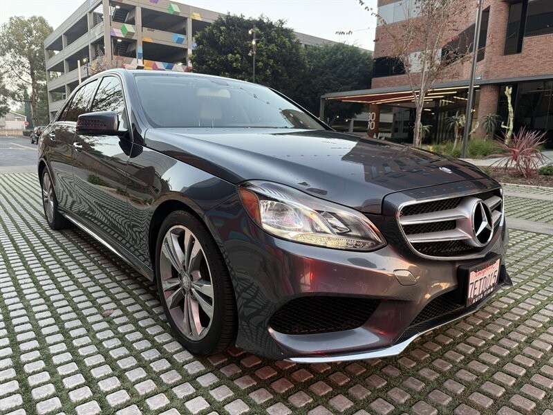 Mercedes-Benz E-Class Vehicle Full-screen Gallery Image 6