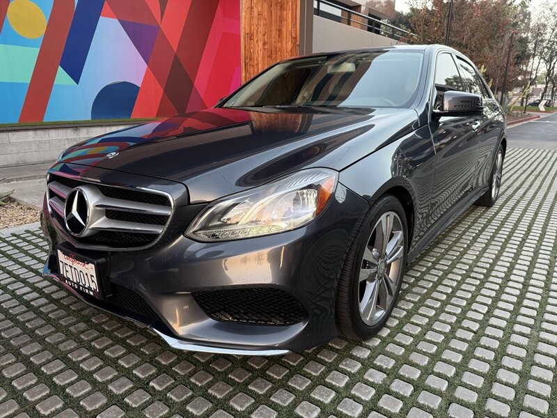 Mercedes-Benz E-Class Vehicle Full-screen Gallery Image 8