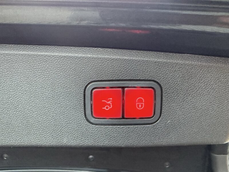 Mercedes-Benz E-Class Vehicle Full-screen Gallery Image 9