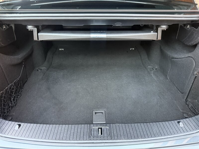 Mercedes-Benz E-Class Vehicle Full-screen Gallery Image 10