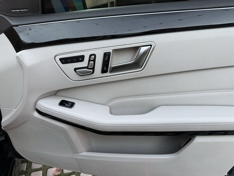 Mercedes-Benz E-Class Vehicle Full-screen Gallery Image 11