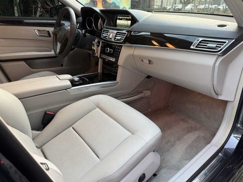 Mercedes-Benz E-Class Vehicle Full-screen Gallery Image 12