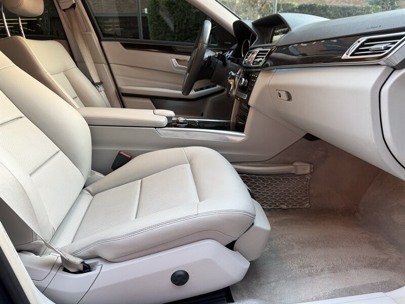 Mercedes-Benz E-Class Vehicle Full-screen Gallery Image 13