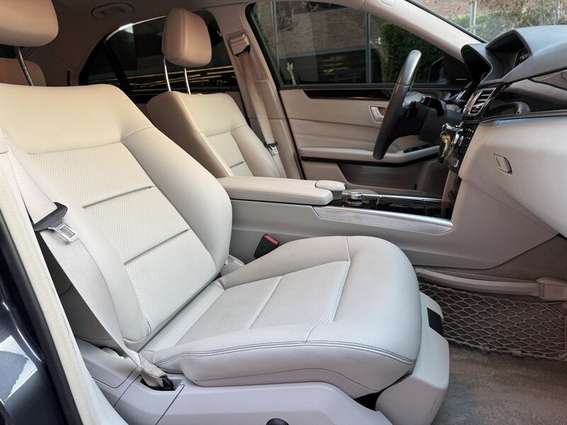 Mercedes-Benz E-Class Vehicle Full-screen Gallery Image 14