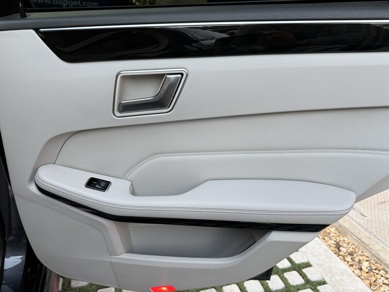 Mercedes-Benz E-Class Vehicle Full-screen Gallery Image 15