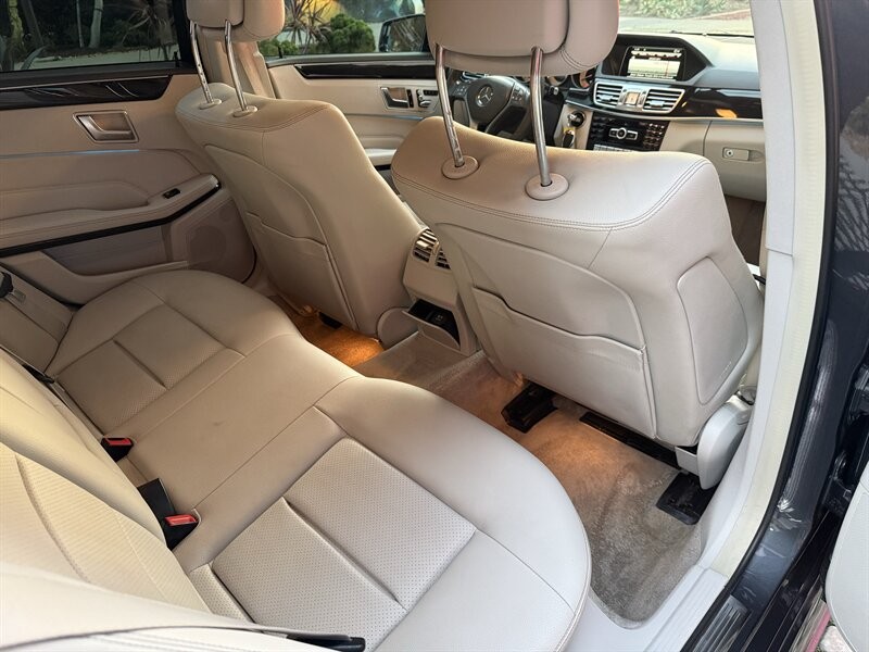 Mercedes-Benz E-Class Vehicle Full-screen Gallery Image 16