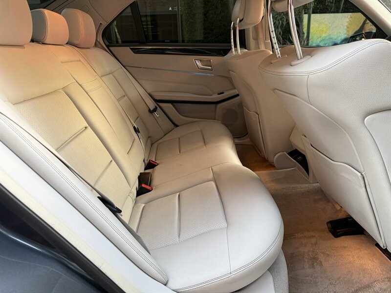 Mercedes-Benz E-Class Vehicle Full-screen Gallery Image 17