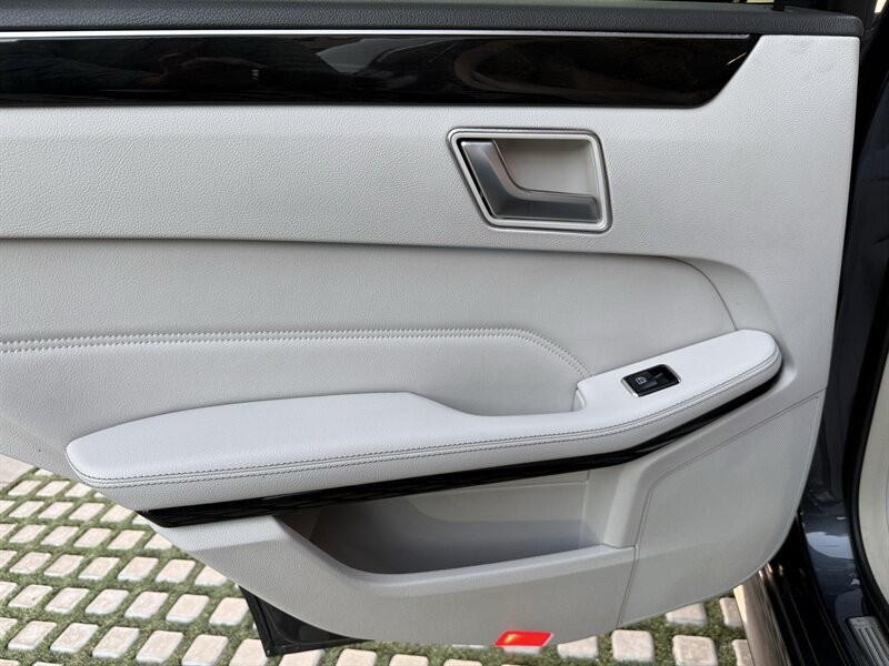 Mercedes-Benz E-Class Vehicle Full-screen Gallery Image 18