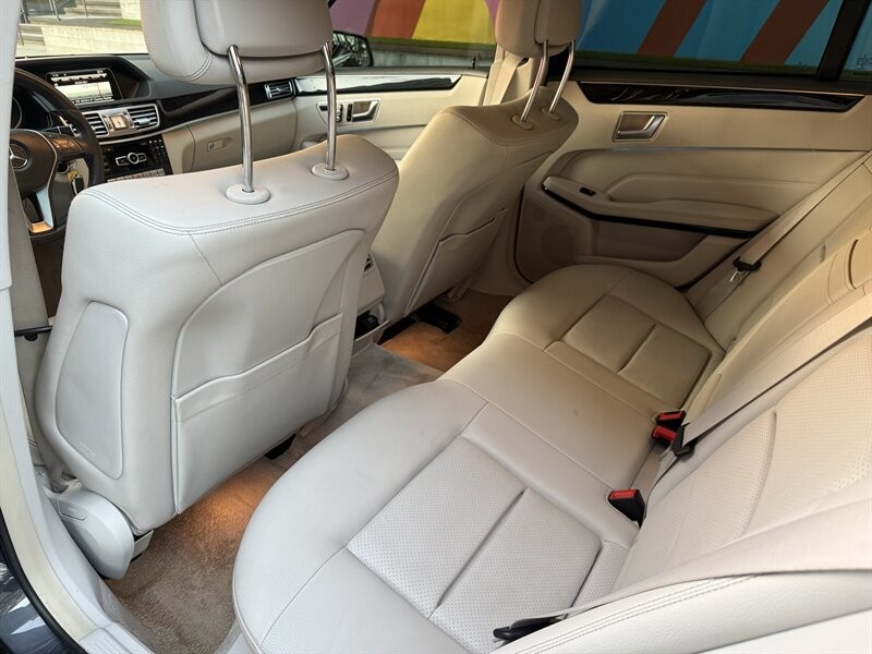 Mercedes-Benz E-Class Vehicle Full-screen Gallery Image 19