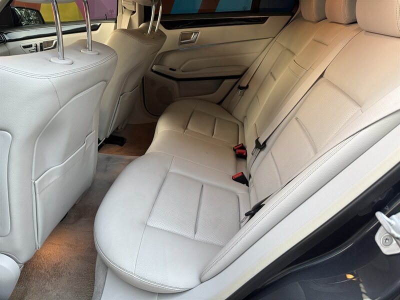 Mercedes-Benz E-Class Vehicle Full-screen Gallery Image 20