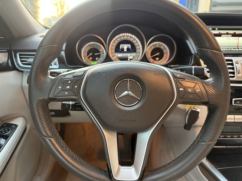 Mercedes-Benz E-Class Vehicle Full-screen Gallery Image 21