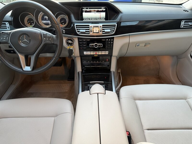 Mercedes-Benz E-Class Vehicle Full-screen Gallery Image 22