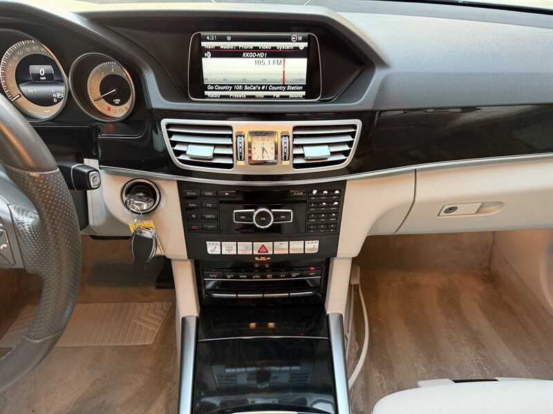 Mercedes-Benz E-Class Vehicle Full-screen Gallery Image 23