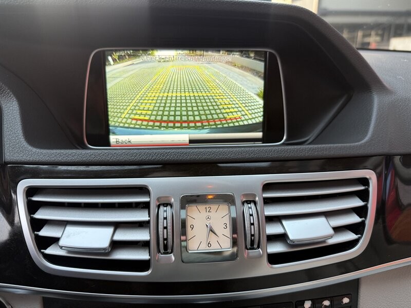 Mercedes-Benz E-Class Vehicle Full-screen Gallery Image 24