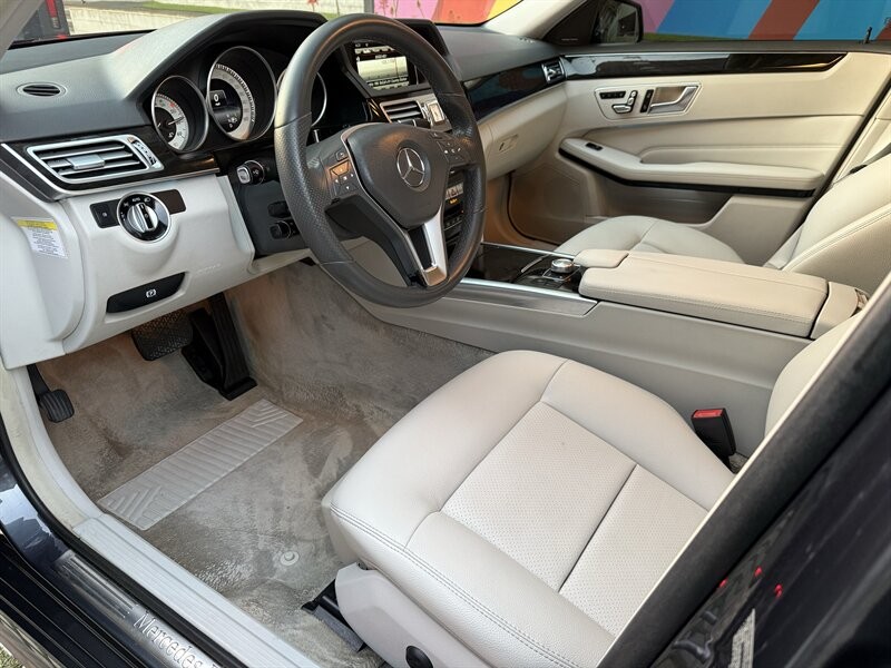 Mercedes-Benz E-Class Vehicle Full-screen Gallery Image 25