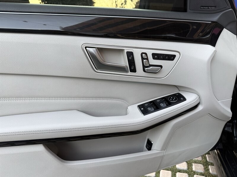 Mercedes-Benz E-Class Vehicle Full-screen Gallery Image 26