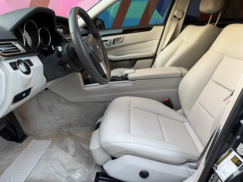 Mercedes-Benz E-Class Vehicle Full-screen Gallery Image 27