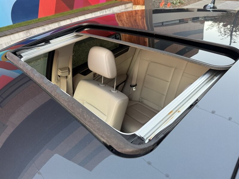 Mercedes-Benz E-Class Vehicle Full-screen Gallery Image 29