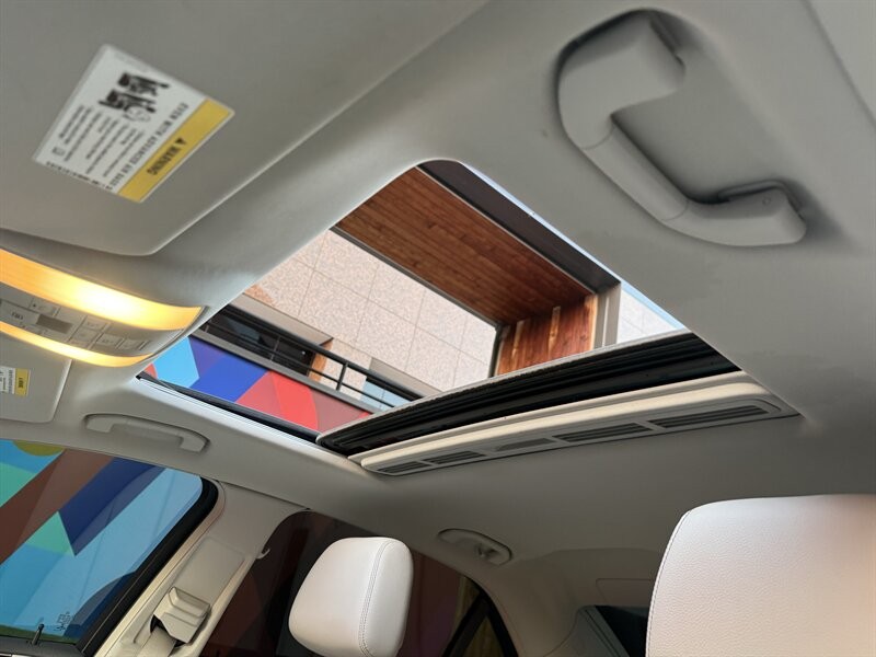 Mercedes-Benz E-Class Vehicle Full-screen Gallery Image 30