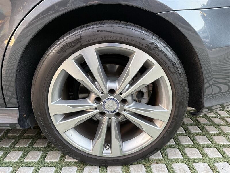 Mercedes-Benz E-Class Vehicle Full-screen Gallery Image 31