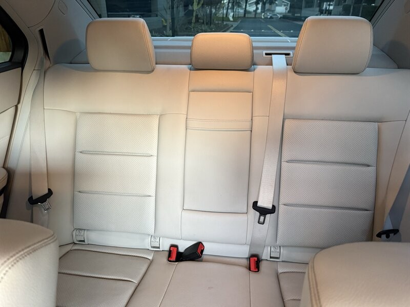 Mercedes-Benz E-Class Vehicle Full-screen Gallery Image 33